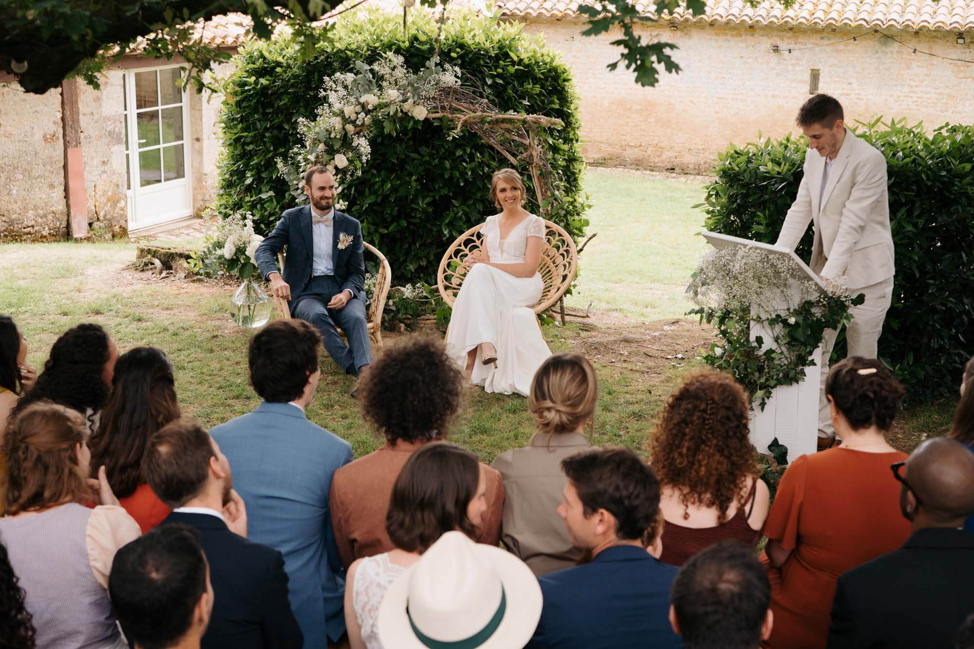 photo de mariage pendants la cérémonie laïque au domaine du Logis des Arçonnières