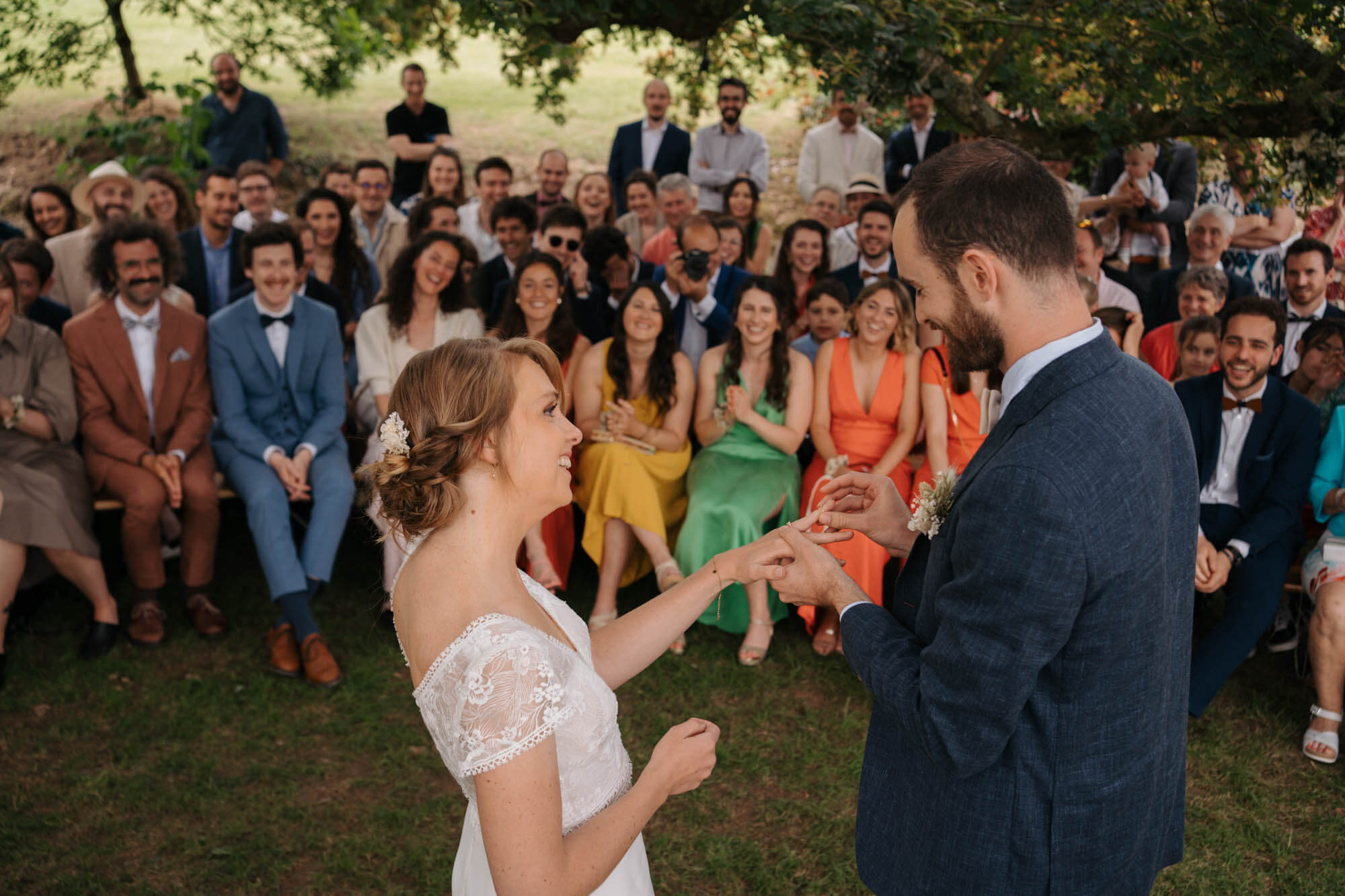 photo de mariage pendants la cérémonie laïque au domaine du Logis des Arçonnières